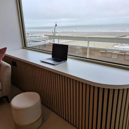 Alizee Met Frontaal Zeezicht